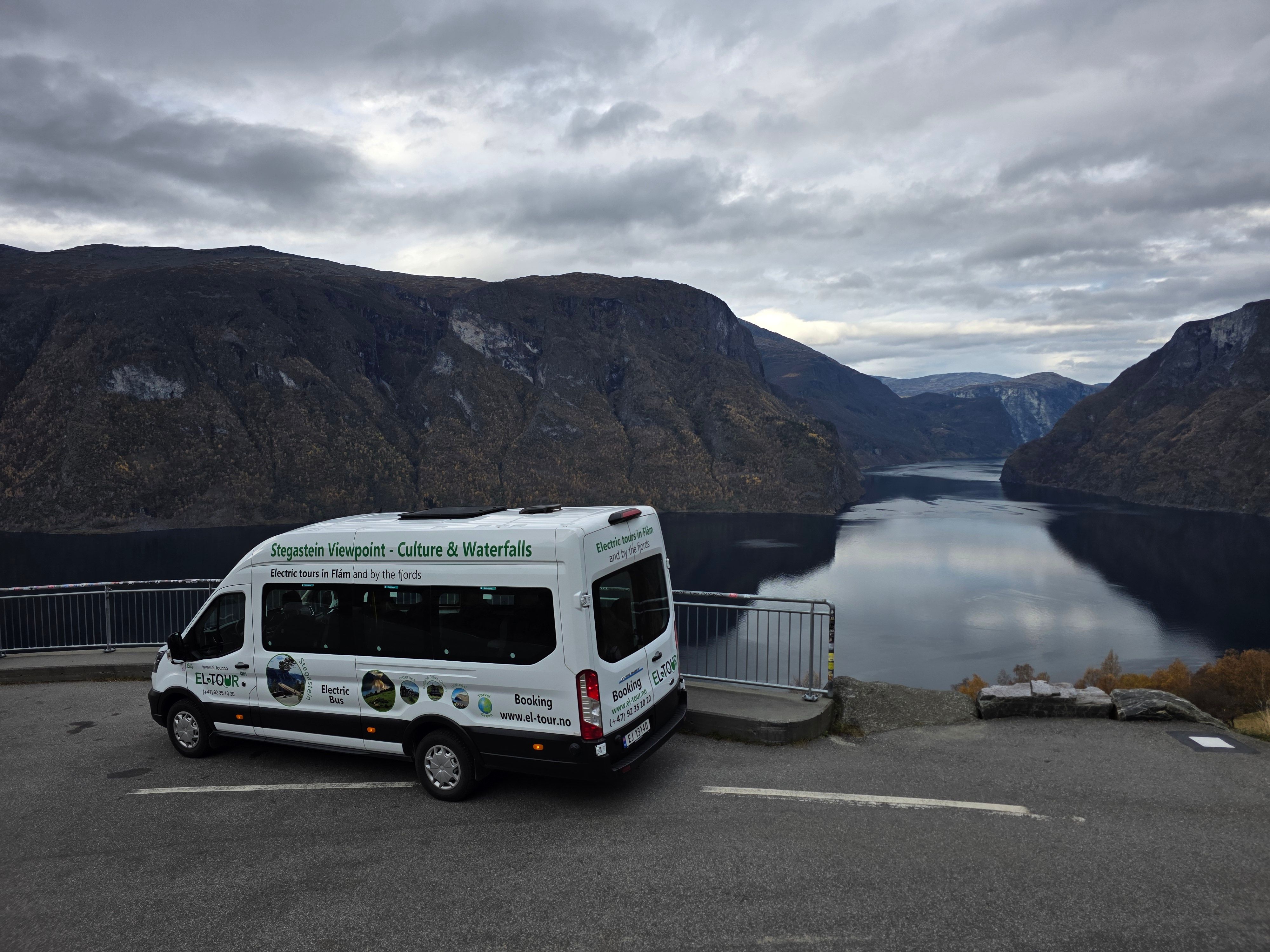 El Tour electric minibus in the Norwegian fjords